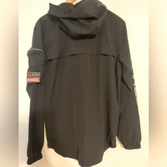 LIFE CODE
J03. BLACK PULLOVER WINDBREAKER
Like New Condition - Picture 4 of 10